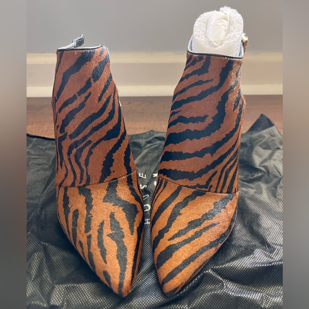 White House Black Market ~ Dana Tiger Haircalf Leather Size 7.5